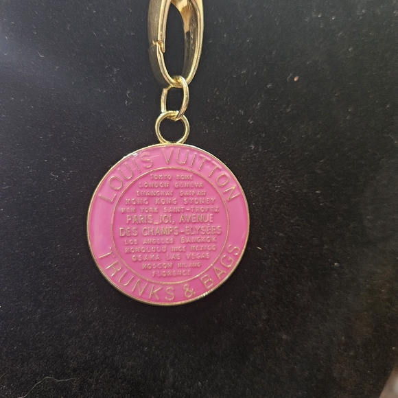 Trunks and Bag Zipper Pull on Unbranded Chain. - Picture 2 of 3